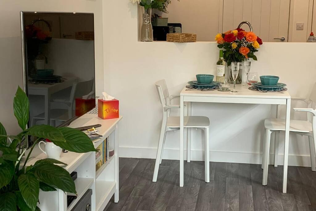 Bournemouth Nr Town Beach Train Coach Shops Lovely Entire Apartment Allows Quiet Good Dogs Dış mekan fotoğraf